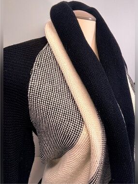 Papillon Cocoon Black and Cream Colorblock Shawl Collar
Cardigan
